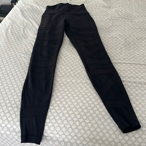 Lululemon black tech mesh align - sizes 2 and 4 are both available- EUC - Picture 1 of 6